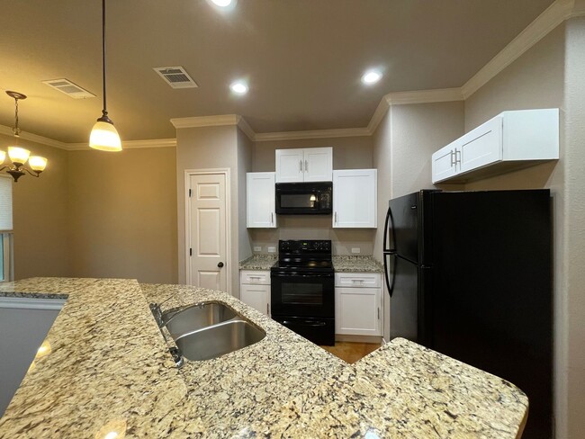 Building Photo - Town home for rent