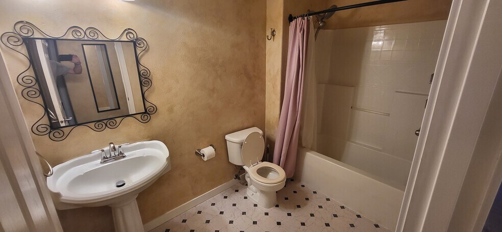 Upstairs Bathroom - 806 29th Ave SE