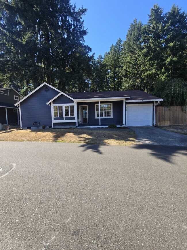 Building Photo - 581 Malibu Dr SE