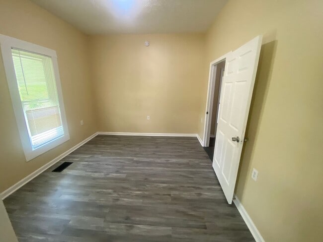 Building Photo - **AVAILABLE NOW**4 bedroom / 2 bathroom Ho...