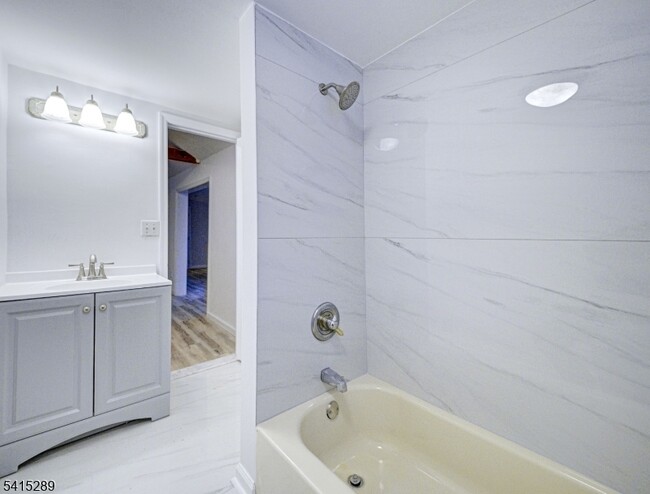 Building Photo - 240 Acabonack Rd