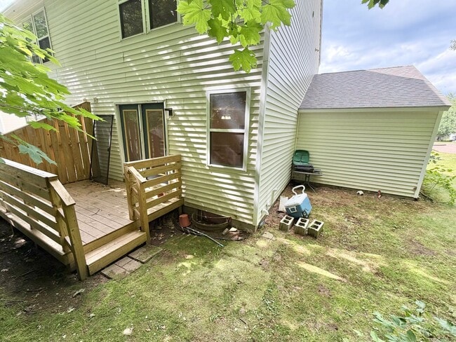 Building Photo - 2 Bedroom (+ Office) Home Burlington Available 8/1