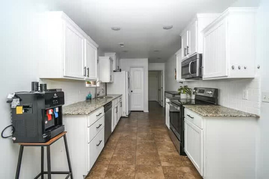 Building Photo - 731 Cypress Ct