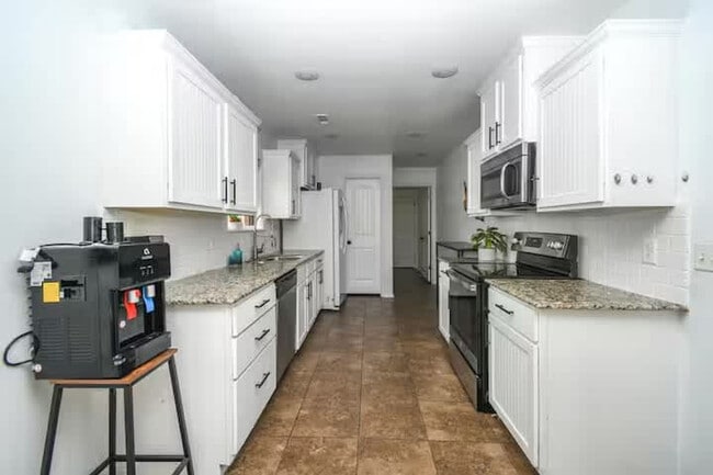 Building Photo - 731 Cypress Ct