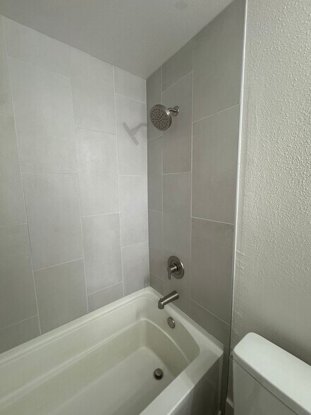 Tile shower and soaker tub - 3948 S Brandon St