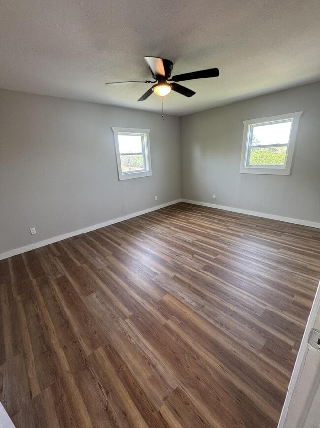 Building Photo - 1885 Everett Rd