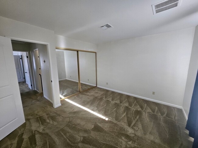 Building Photo - 3 Bedroom Home Located in Mohave Highlands