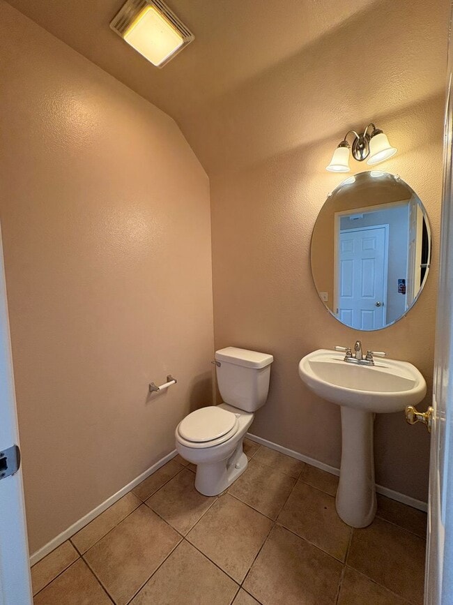 Building Photo - 4 Bed, 2.5 Bath in Riverside!