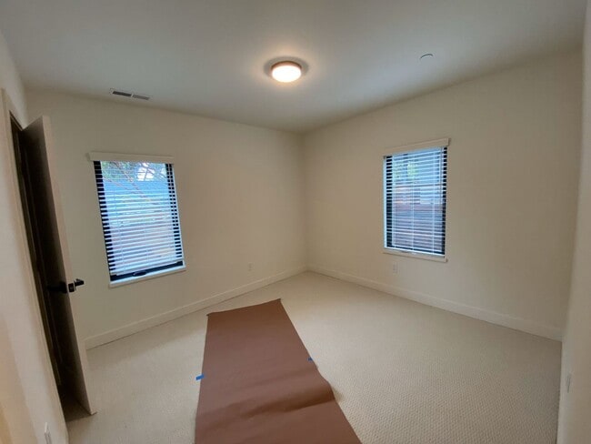 Building Photo - Cute, central, fully remodeled 2 bedroom home