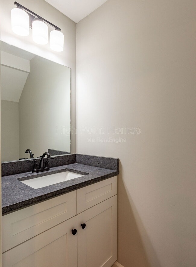 Building Photo - 400 Gallery Ln