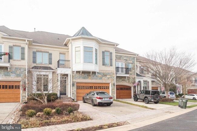 Building Photo - 18353 Fairway Oaks Square