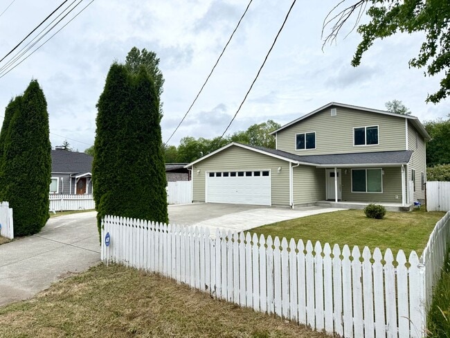Primary Photo - Spacious house in Bremerton.