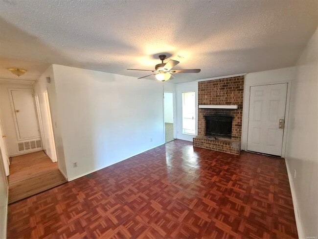 Building Photo - Washer/Dryer Included! No Carpet to worry ...