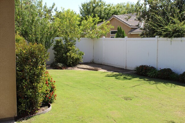 Building Photo - Northwest Bakersfield Home in the Village Green Community For Rent
