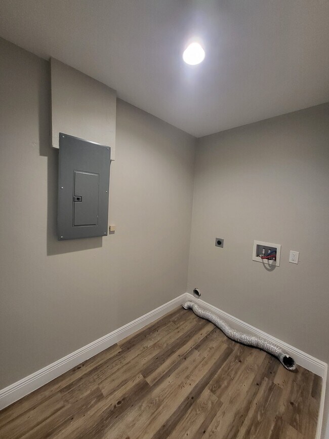 Building Photo - 5012 Dolphin Ct