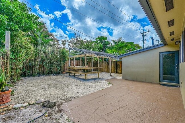 Building Photo - 2200 NE 54th St