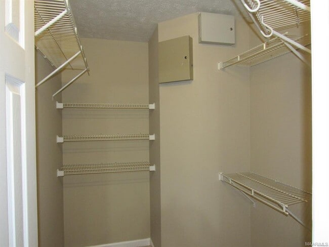 Building Photo - 6269 Bell Gables