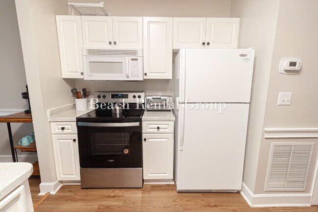 Building Photo - Furnished Unit Overlooking Golf Course