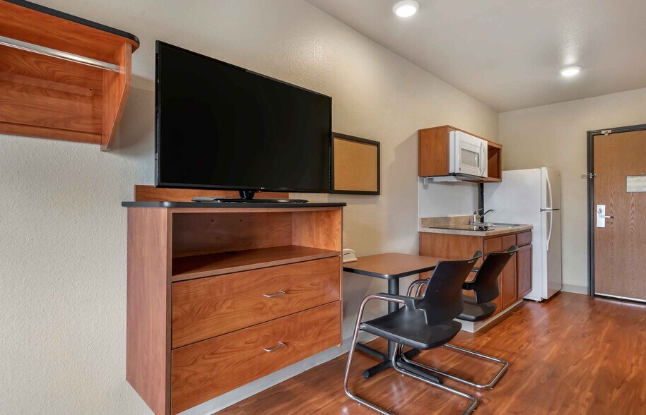 Building Photo - Furnished Studio-Lake Worth