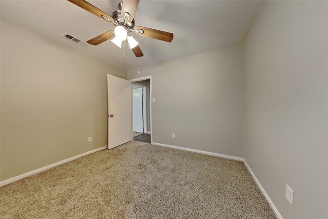 Building Photo - 2403 Pine Cone Dr