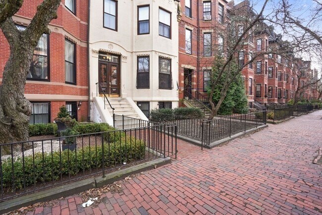 Building Photo - 296 Marlborough St