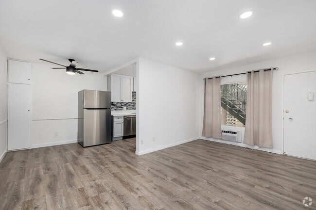 Interior Photo - 7162 Hawthorn Ave