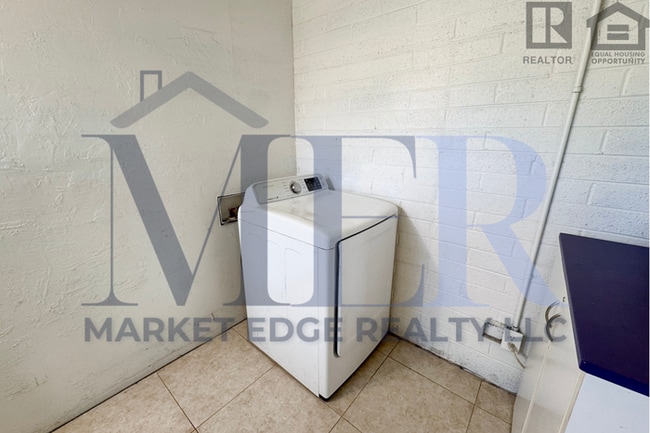 Building Photo - 4Bed/3Bath House at Broadway/Mill Ave! $199 MOVE-IN SPECIAL! Ready for Immediate Move-In! -- RV GATE