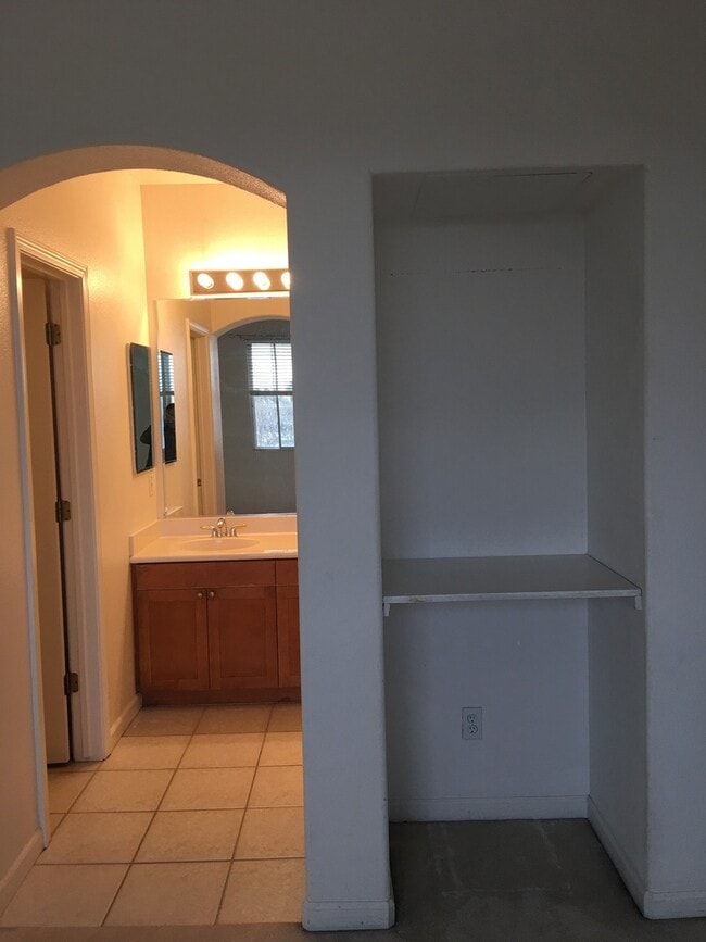 Building Photo - End unit ownhouse with garage walking dist...