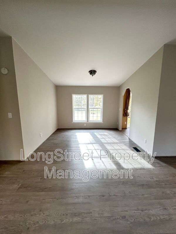 Building Photo - 2520 NW Robinhood St