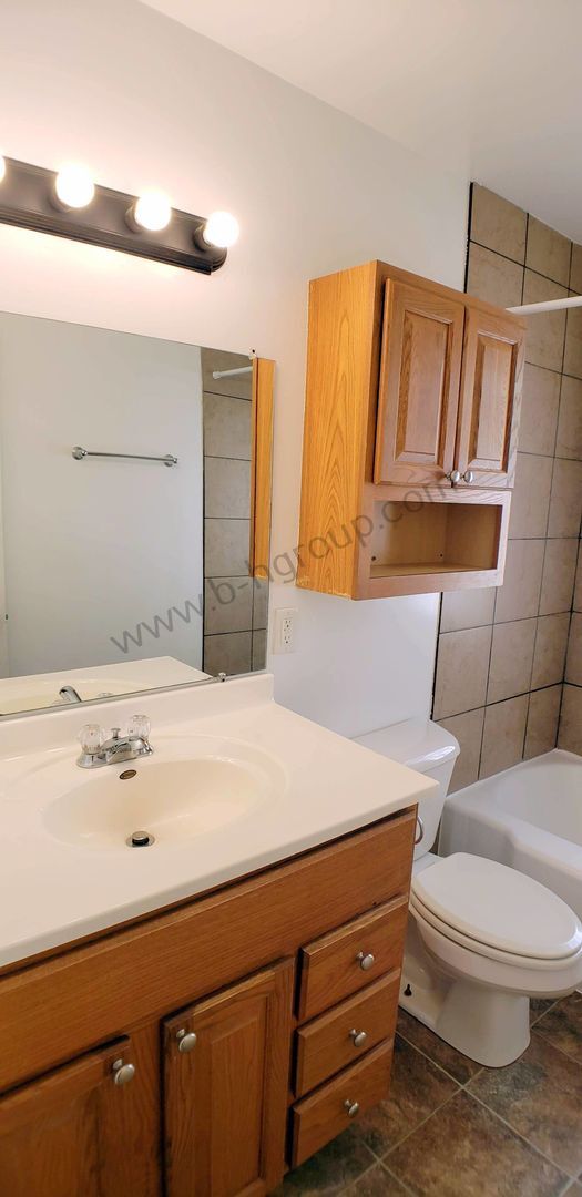 Building Photo - New Listing!