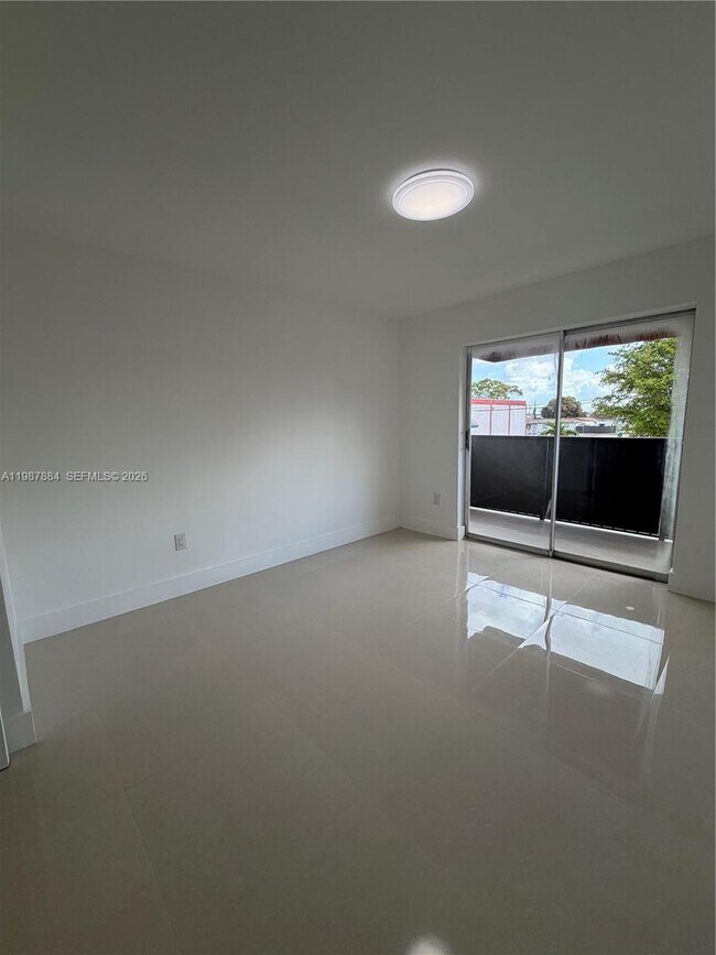 Building Photo - 1550 W 7th Ct