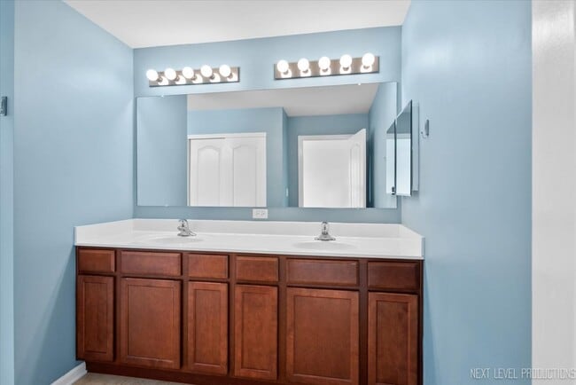 Building Photo - 5734 Oak Ridge Way