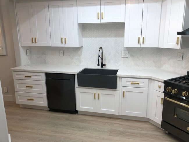 Newly renovated kitchen - 1412 N Crescent Heights Blvd
