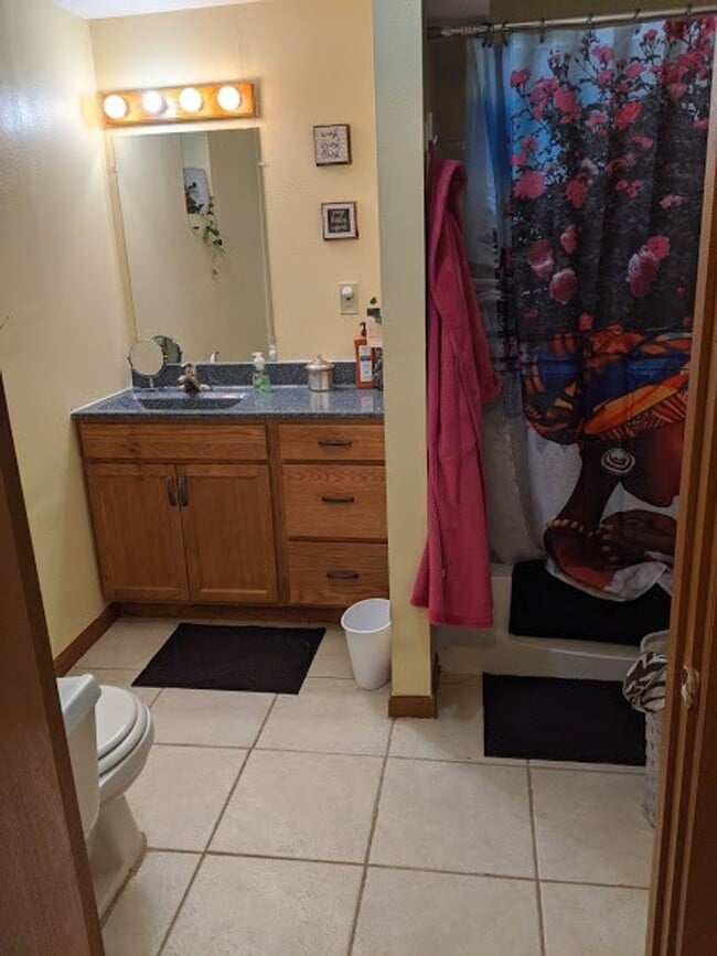 Building Photo - Spacious Single Family Home