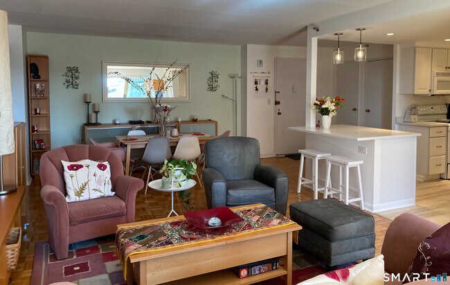 Building Photo - 143 Hoyt St