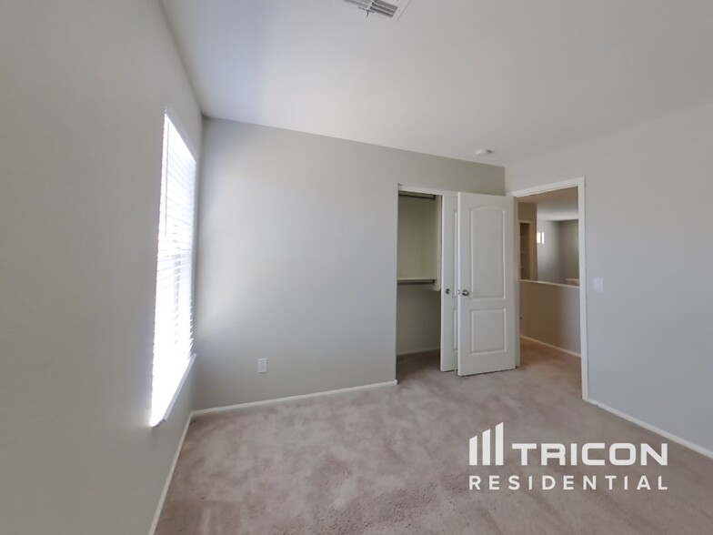 Building Photo - 655 E Lovegrass Dr
