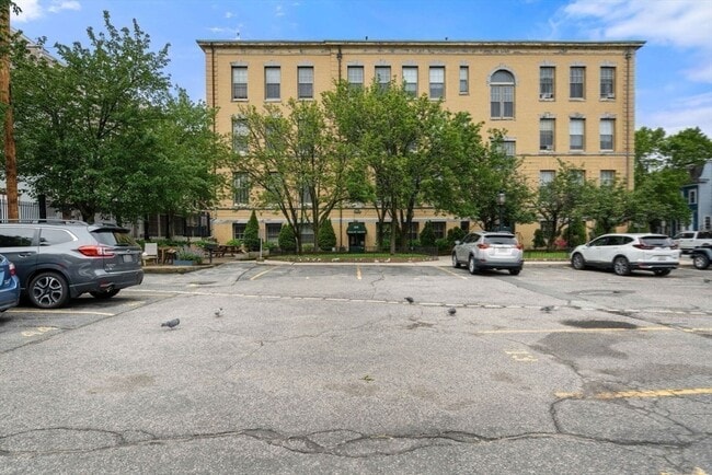 Building Photo - 350 W Fourth St