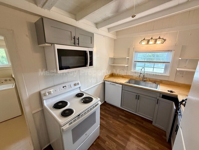 Building Photo - 302 Raynor St