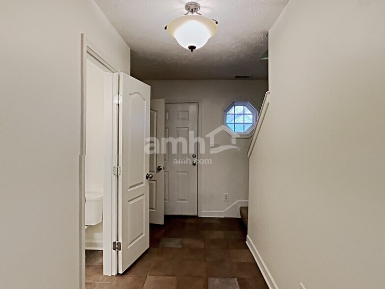 Building Photo - 1504 Beaconcrest Cir