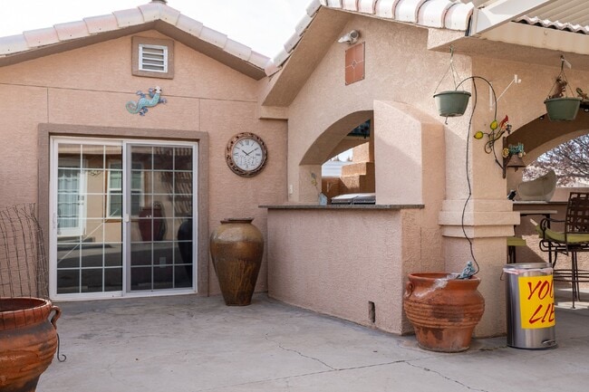 Building Photo - Desert Oasis – Furnished Executive Room in...