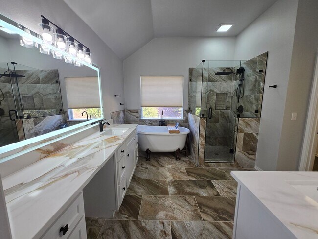 Building Photo - 6116 Thursby Ave