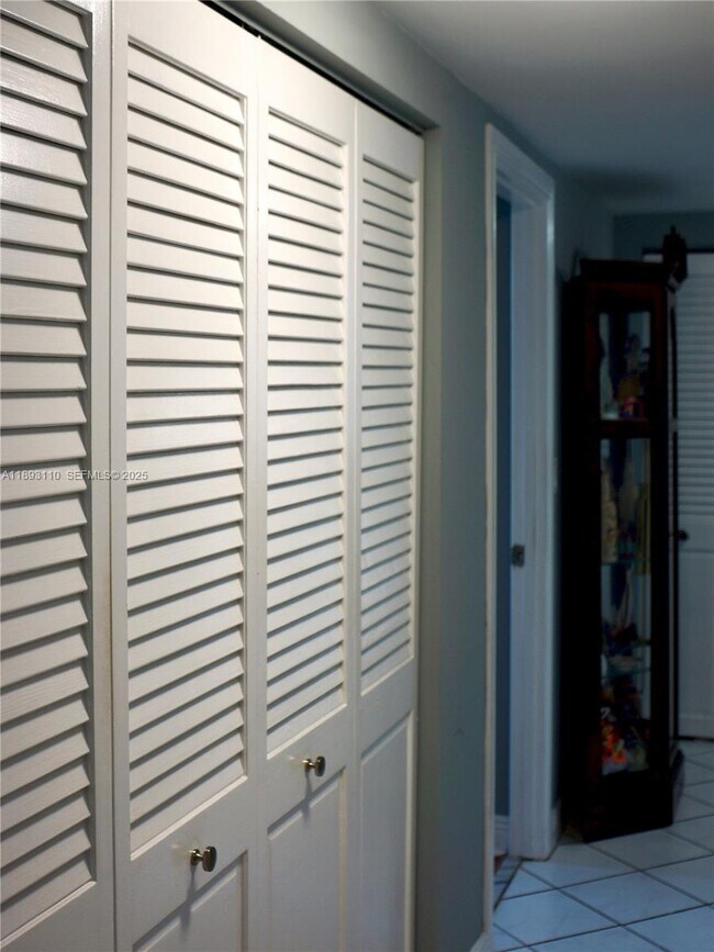 Building Photo - 300 Bayview Dr