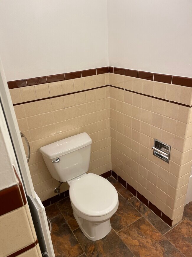 Main Bath 3 - 7310 Valley St