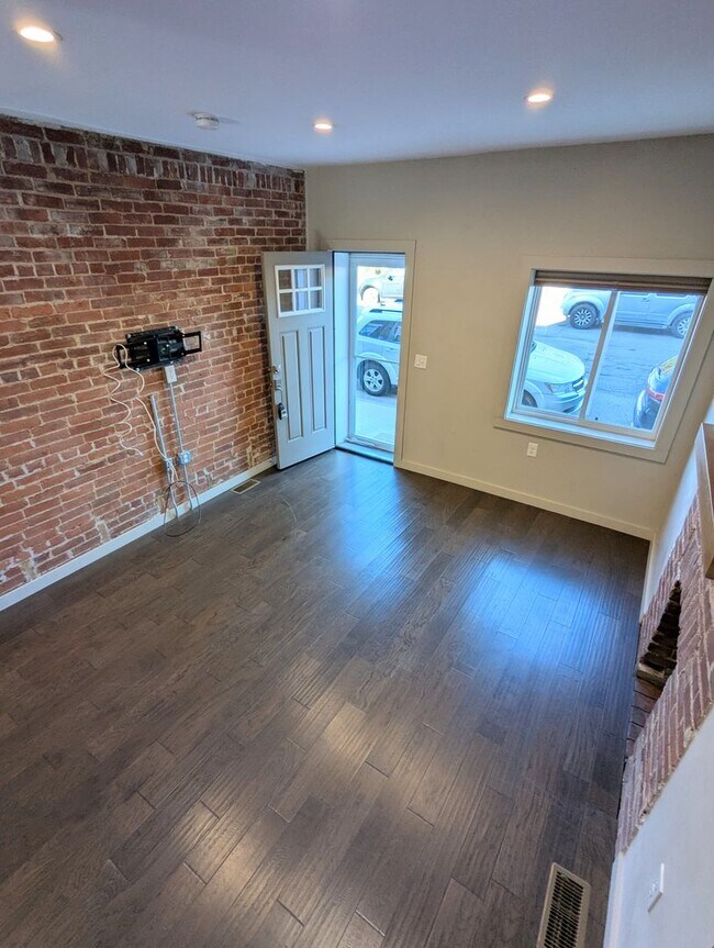 Building Photo - 3 Bedroom 2 Bathroom Single Family Home (L...