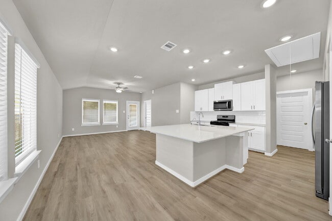 Building Photo - Barely-lived-in single-story 3 bedroom, 2 bath home with 2-car garage located in the Mavera commu...