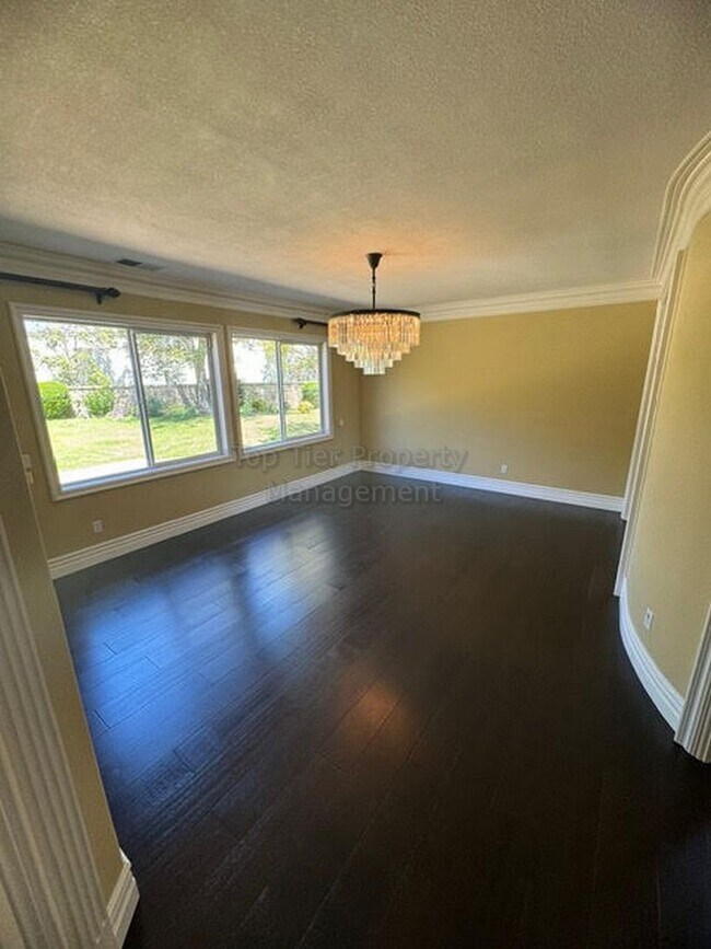 Building Photo - Spacious (5+bed/3bath) Home with Huge Back...