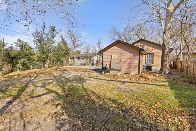 Building Photo - 1501 Broadmoor Dr