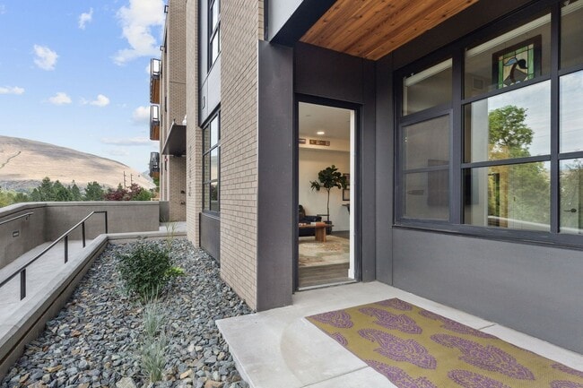 Building Photo - Hip Strip Furnished Condo in Reed Building $2,500 / Month - DATES NEGOTIABLE