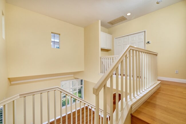 Building Photo - 1008 Cottage Way