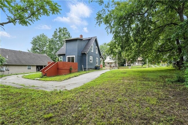 Building Photo - Great 2 bedroom 2 FULL bathrooms remodeled...